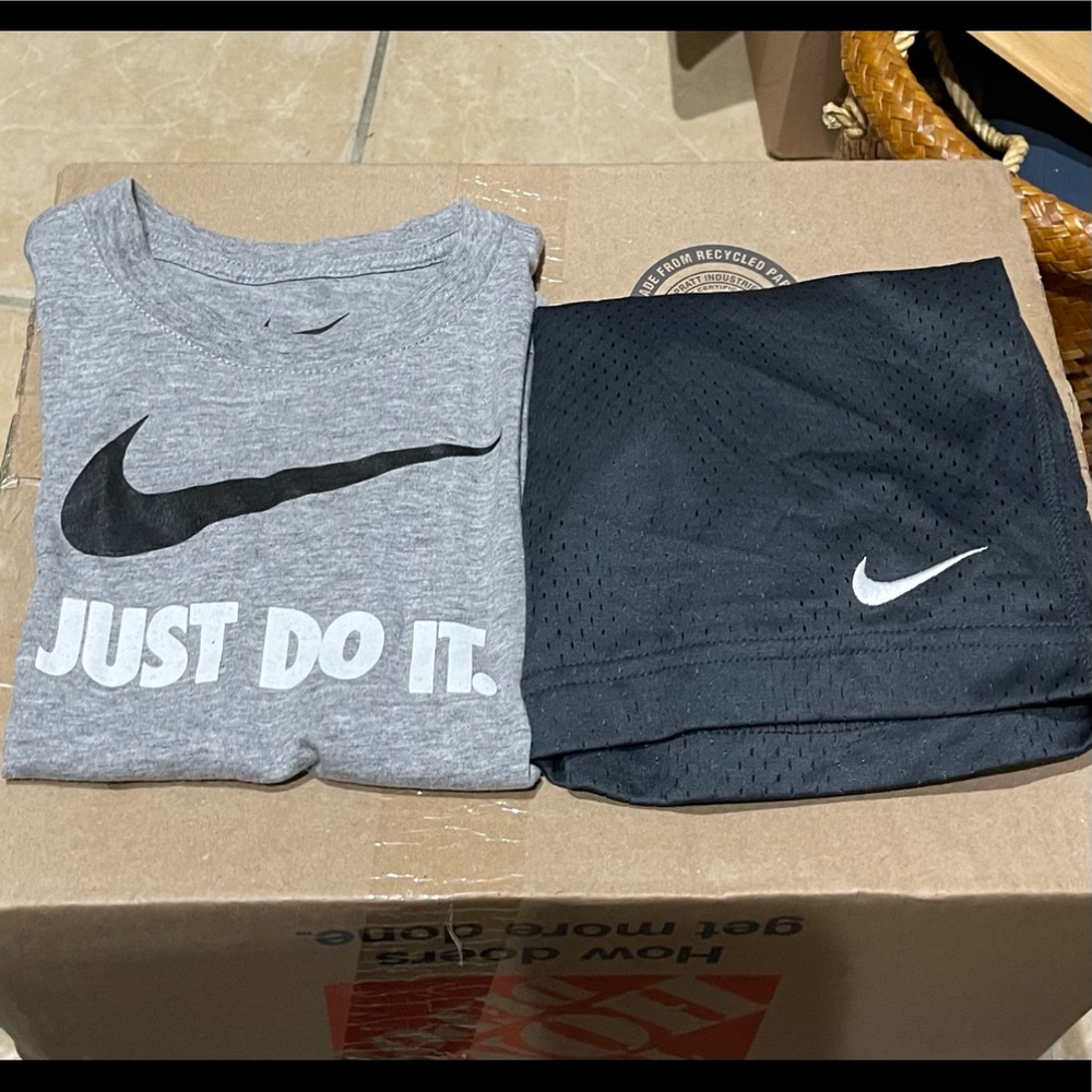 BNWT Nike Outfit in Size 7